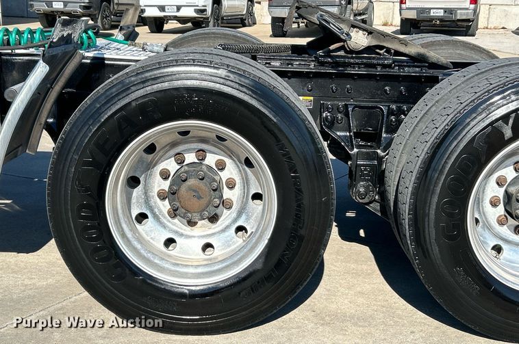 image for item NQ9943 2015 Kenworth T880  semi truck