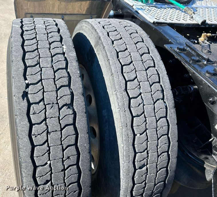 image for item NQ9943 2015 Kenworth T880  semi truck