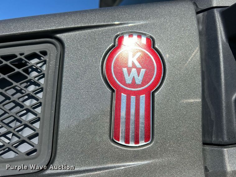 image for item NQ9943 2015 Kenworth T880  semi truck