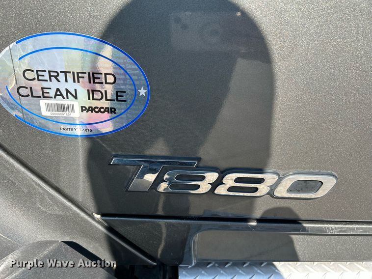 image for item NQ9943 2015 Kenworth T880  semi truck