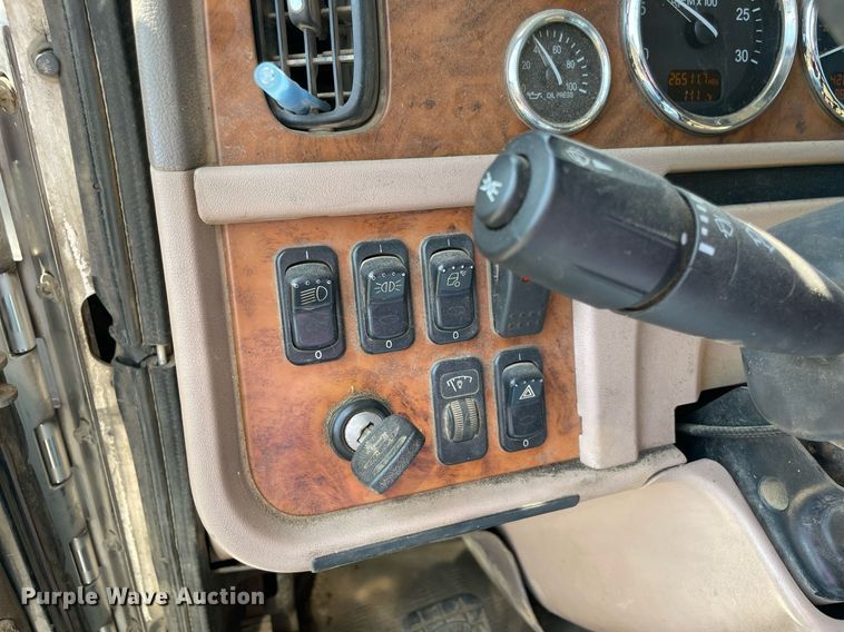 image for item NT9511 2010 Peterbilt 367  winch truck