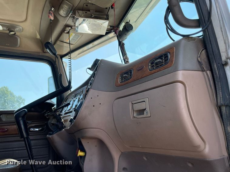 image for item NT9511 2010 Peterbilt 367  winch truck