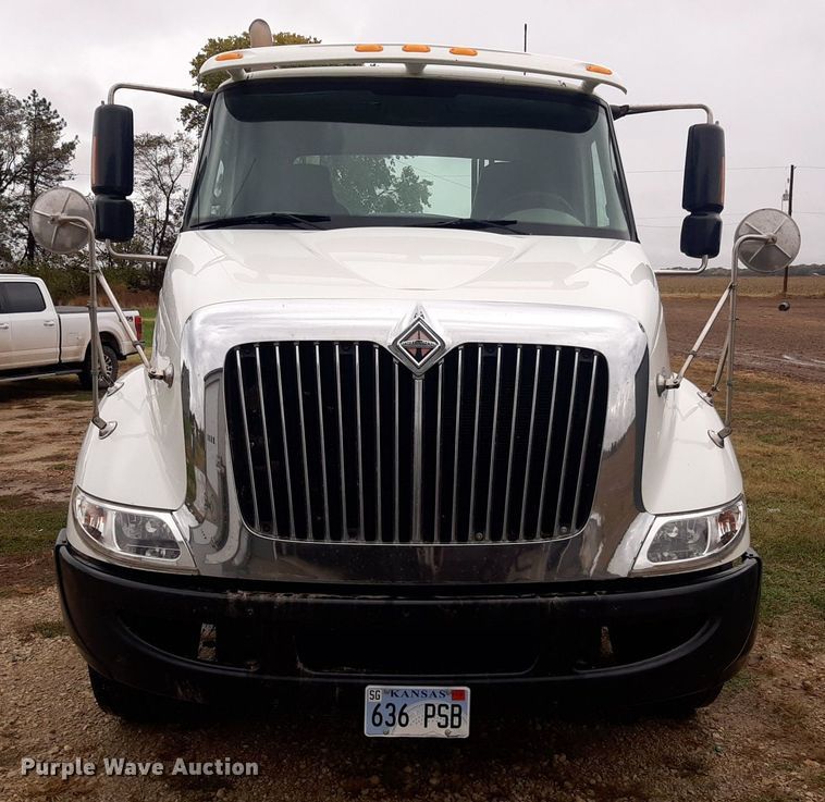 image for item OF9574 2009 International 8600  semi truck