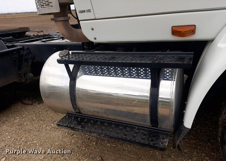 image for item OF9574 2009 International 8600  semi truck