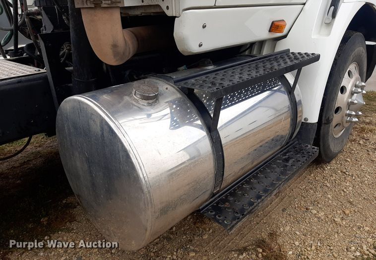 image for item OF9574 2009 International 8600  semi truck