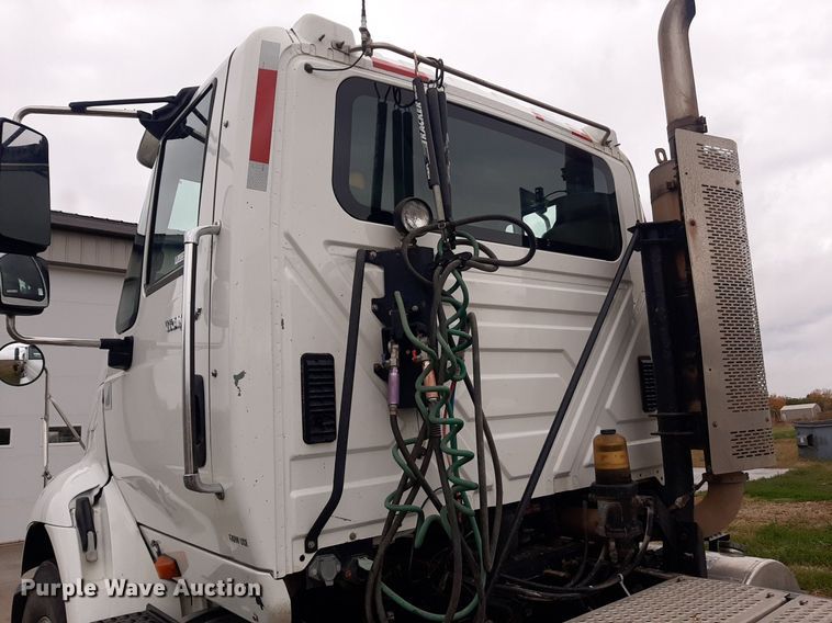 image for item OF9574 2009 International 8600  semi truck