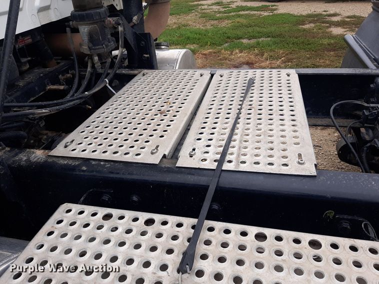 image for item OF9574 2009 International 8600  semi truck