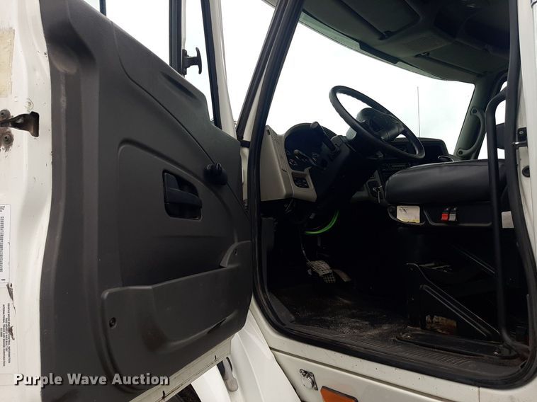 image for item OF9574 2009 International 8600  semi truck