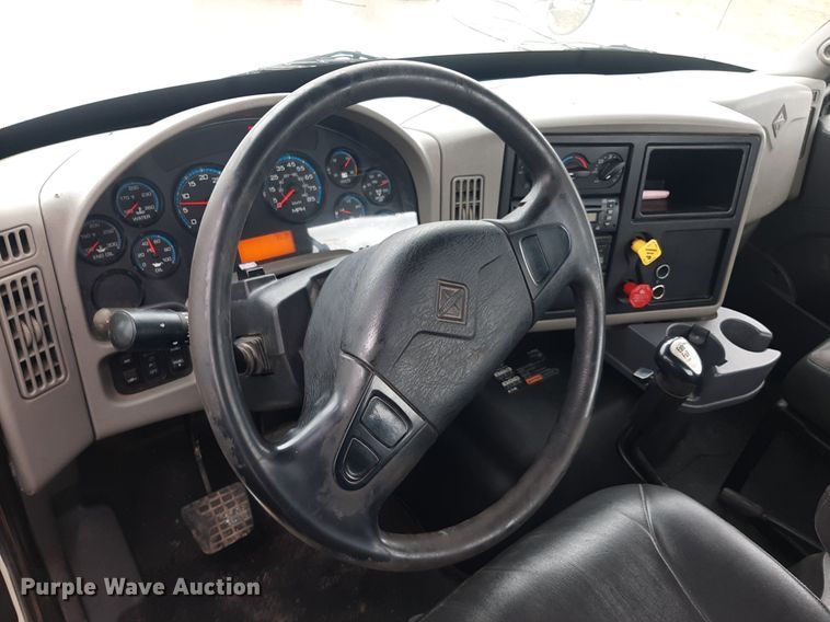 image for item OF9574 2009 International 8600  semi truck