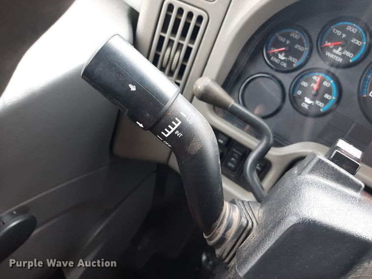 image for item OF9574 2009 International 8600  semi truck