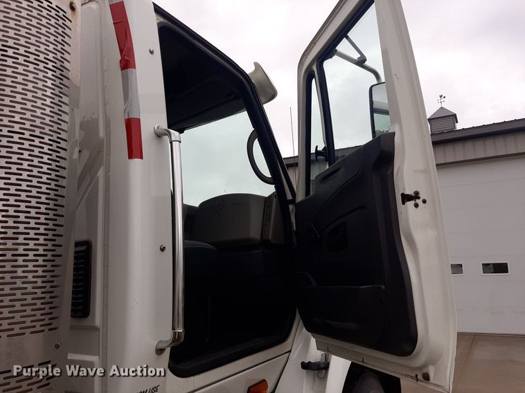 image for item OF9574 2009 International 8600  semi truck