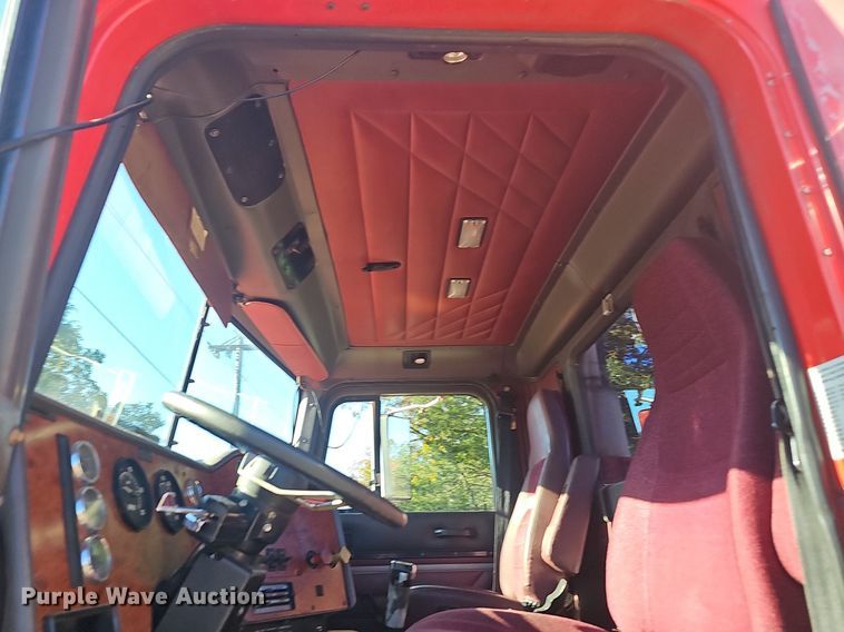 image for item OG9546 1995 International 9200  semi truck