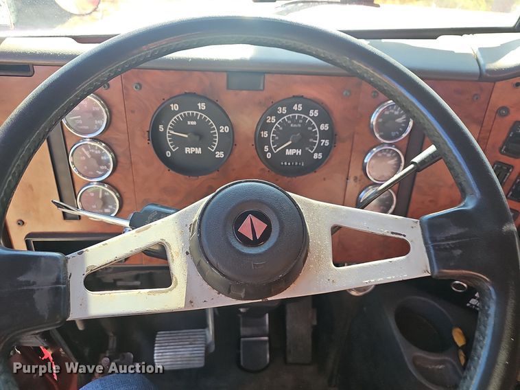 image for item OG9546 1995 International 9200  semi truck