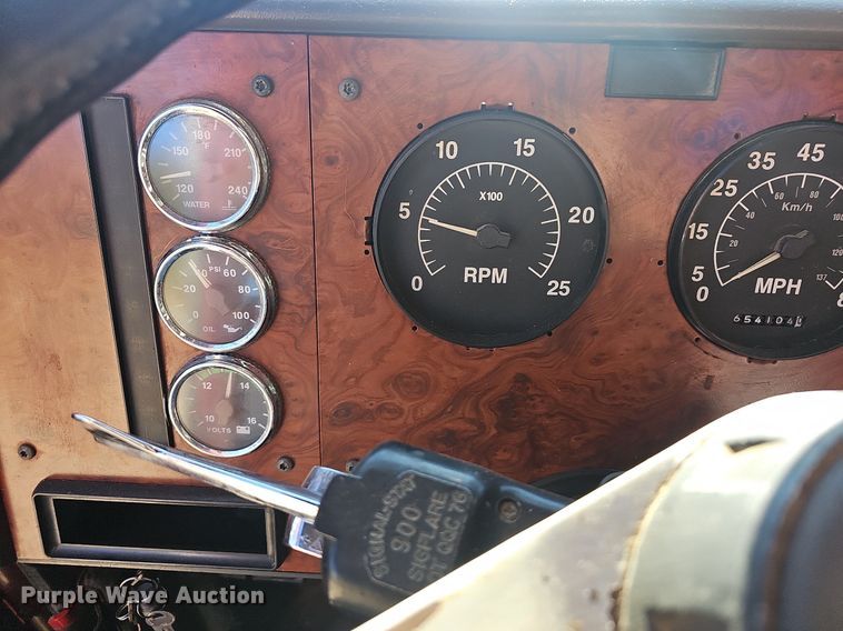 image for item OG9546 1995 International 9200  semi truck