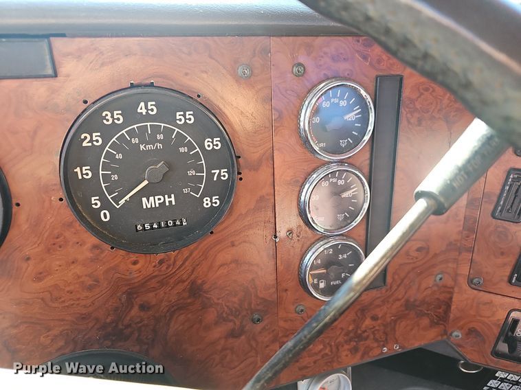 image for item OG9546 1995 International 9200  semi truck