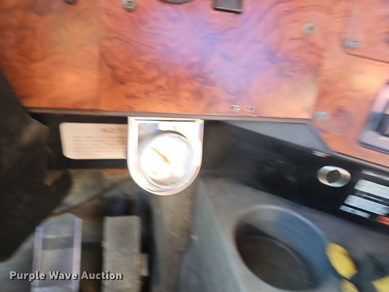 image for item OG9546 1995 International 9200  semi truck