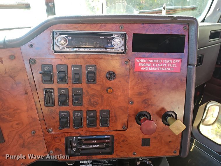 image for item OG9546 1995 International 9200  semi truck