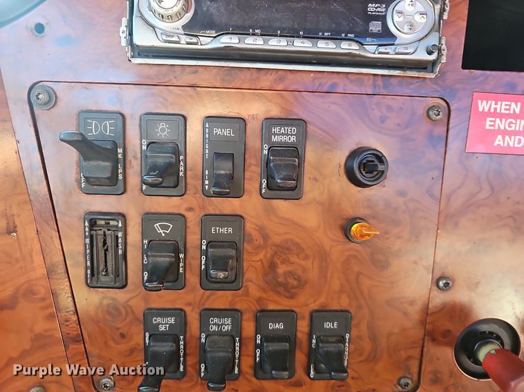 image for item OG9546 1995 International 9200  semi truck