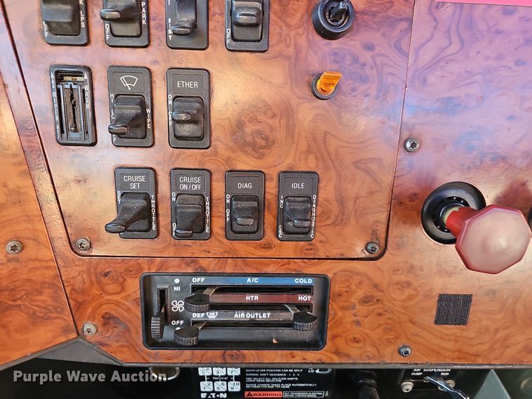 image for item OG9546 1995 International 9200  semi truck