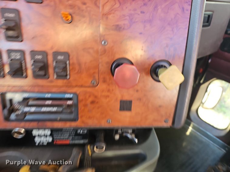 image for item OG9546 1995 International 9200  semi truck