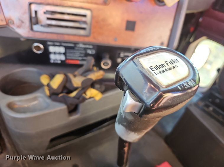 image for item OG9546 1995 International 9200  semi truck