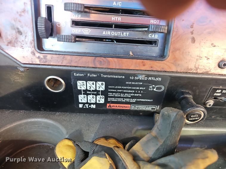 image for item OG9546 1995 International 9200  semi truck