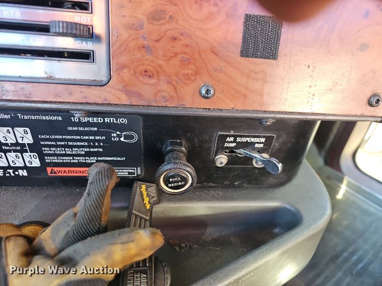 image for item OG9546 1995 International 9200  semi truck