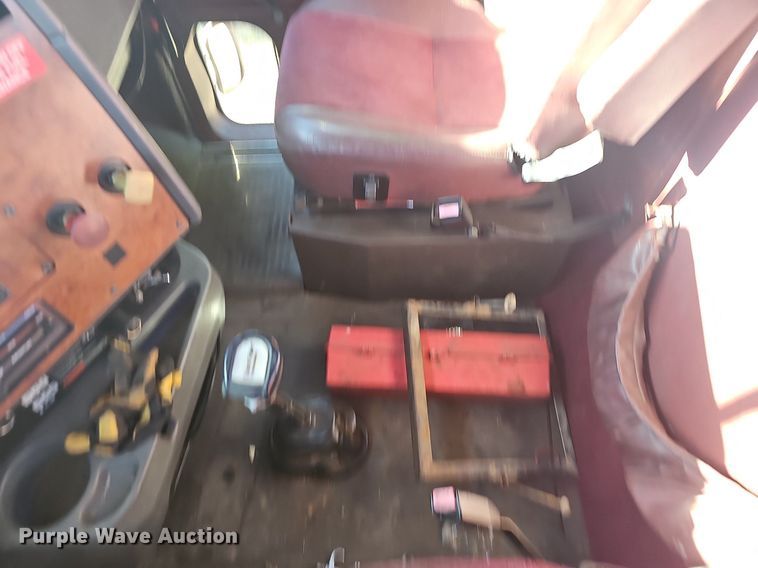 image for item OG9546 1995 International 9200  semi truck