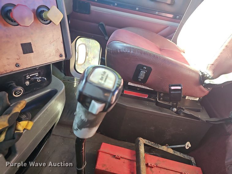 image for item OG9546 1995 International 9200  semi truck