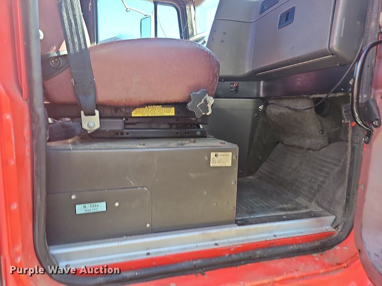 image for item OG9546 1995 International 9200  semi truck