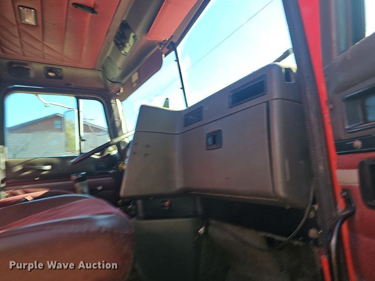 image for item OG9546 1995 International 9200  semi truck