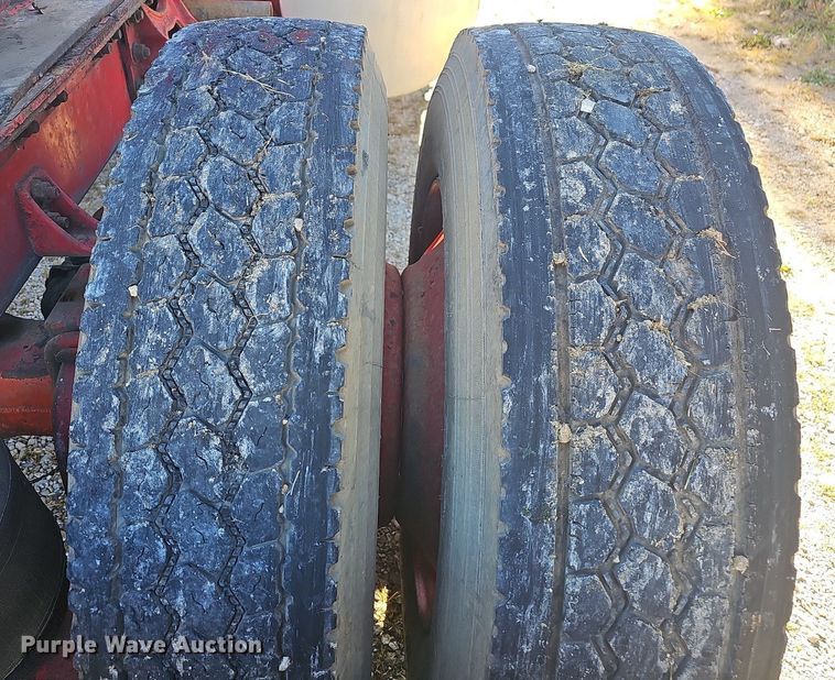 image for item OG9546 1995 International 9200  semi truck