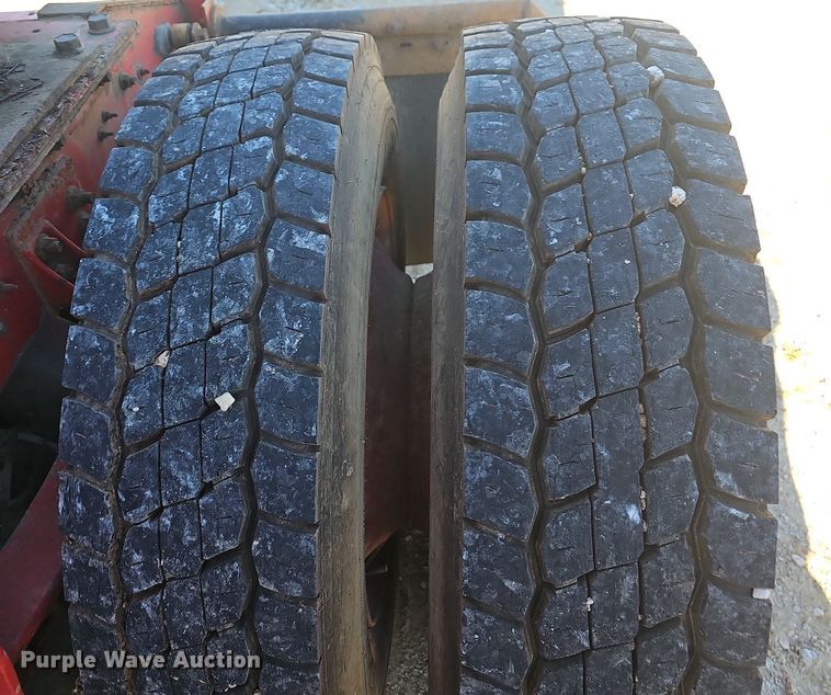 image for item OG9546 1995 International 9200  semi truck