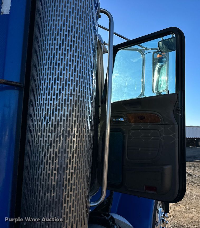 image for item OK9026 2007 Peterbilt 378  semi truck