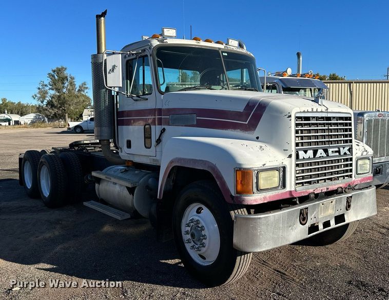 image for item OK9027 1998 Mack CH613  semi truck