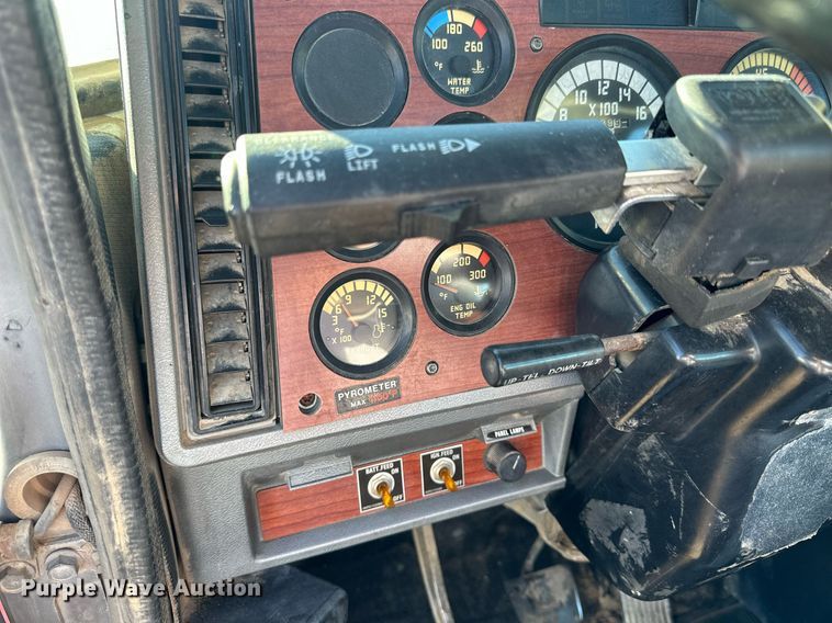 image for item OK9027 1998 Mack CH613  semi truck