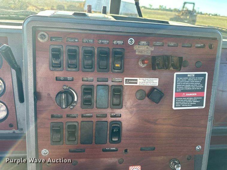 image for item OK9027 1998 Mack CH613  semi truck