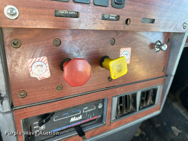 image for item OK9027 1998 Mack CH613  semi truck