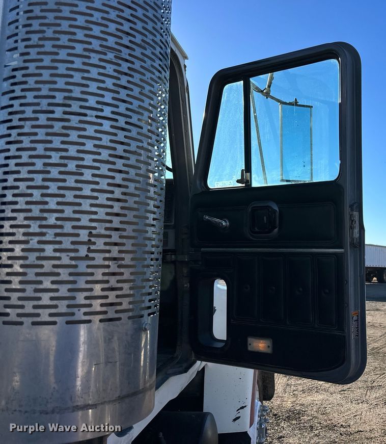 image for item OK9027 1998 Mack CH613  semi truck