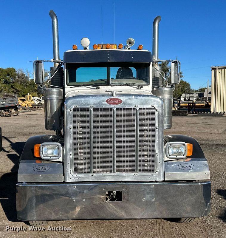 image for item OK9028 2004 Peterbilt 379  semi truck