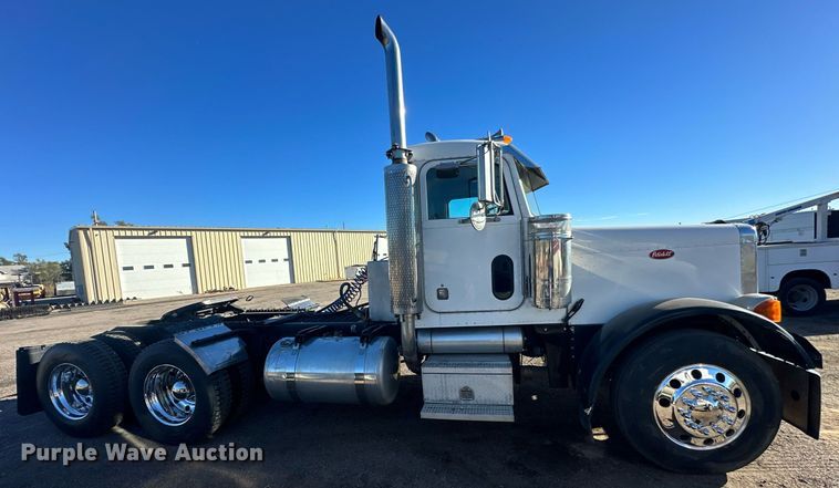 image for item OK9028 2004 Peterbilt 379  semi truck
