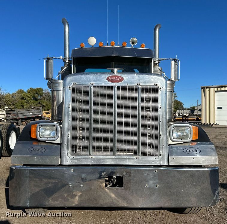 image for item OK9028 2004 Peterbilt 379  semi truck