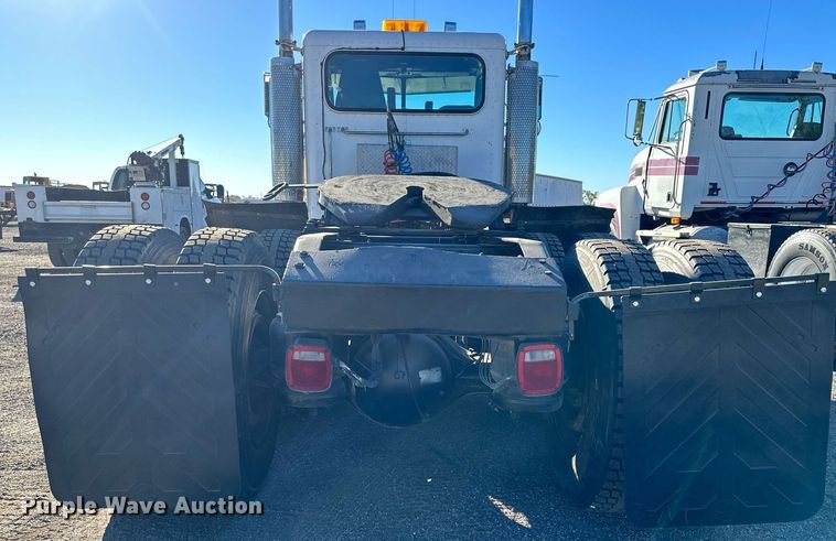 image for item OK9028 2004 Peterbilt 379  semi truck