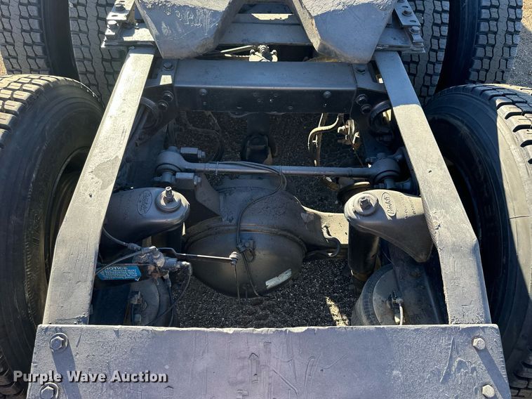 image for item OK9028 2004 Peterbilt 379  semi truck