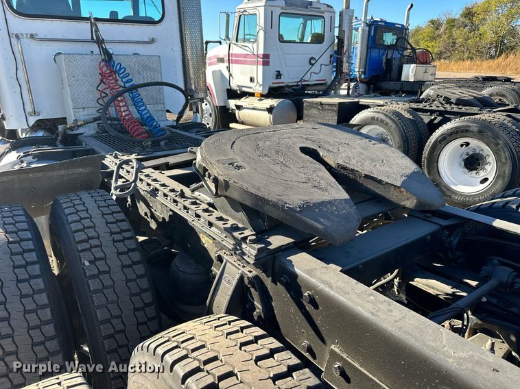 image for item OK9028 2004 Peterbilt 379  semi truck