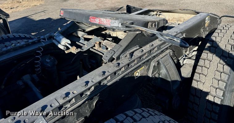 image for item OK9028 2004 Peterbilt 379  semi truck