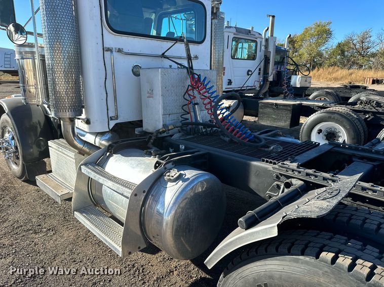 image for item OK9028 2004 Peterbilt 379  semi truck