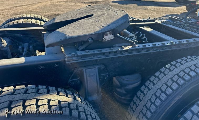 image for item OK9028 2004 Peterbilt 379  semi truck