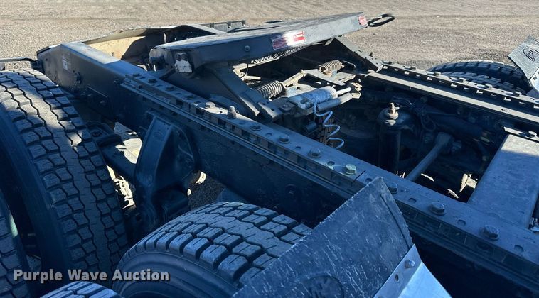 image for item OK9028 2004 Peterbilt 379  semi truck