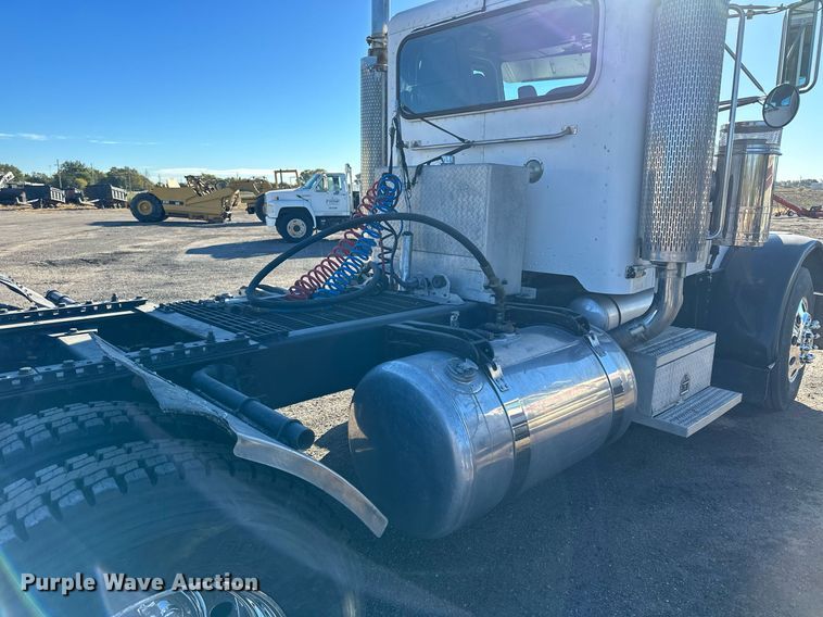 image for item OK9028 2004 Peterbilt 379  semi truck